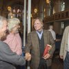 Gespräch mit einigen Zuhörern bei einer Lesung  mit Hans-Helmut Decker-Voigt  aus dem Romanband "Vom Haken mit dem Kreuz" in der Stadtkirche St. Marien in Celle, 24. August 2016: Zum ersten Mal am "Ort des Geschehens" der Roman-Reihe "Das Pfarrhaus".